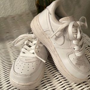 NIKE AIR FORCE 1 Triple white (unisex) sneaker. Like new condition. Size 7C